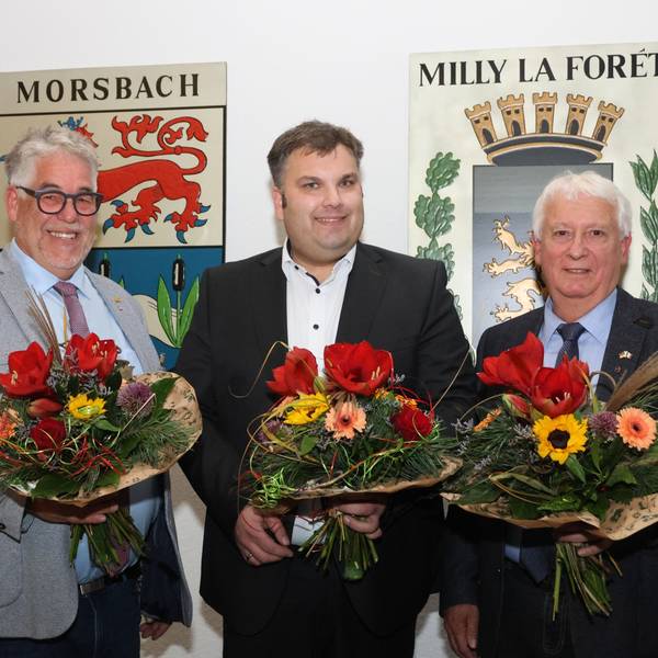 Morsbachs neuer Bürgermeister Jan Schumacher (Mitte, BFM-UBV) mit seinen frisch gewählten Stellvertretern Lothar Schuh (links, CDU) und Reiner Borbones (BFM-UBV).