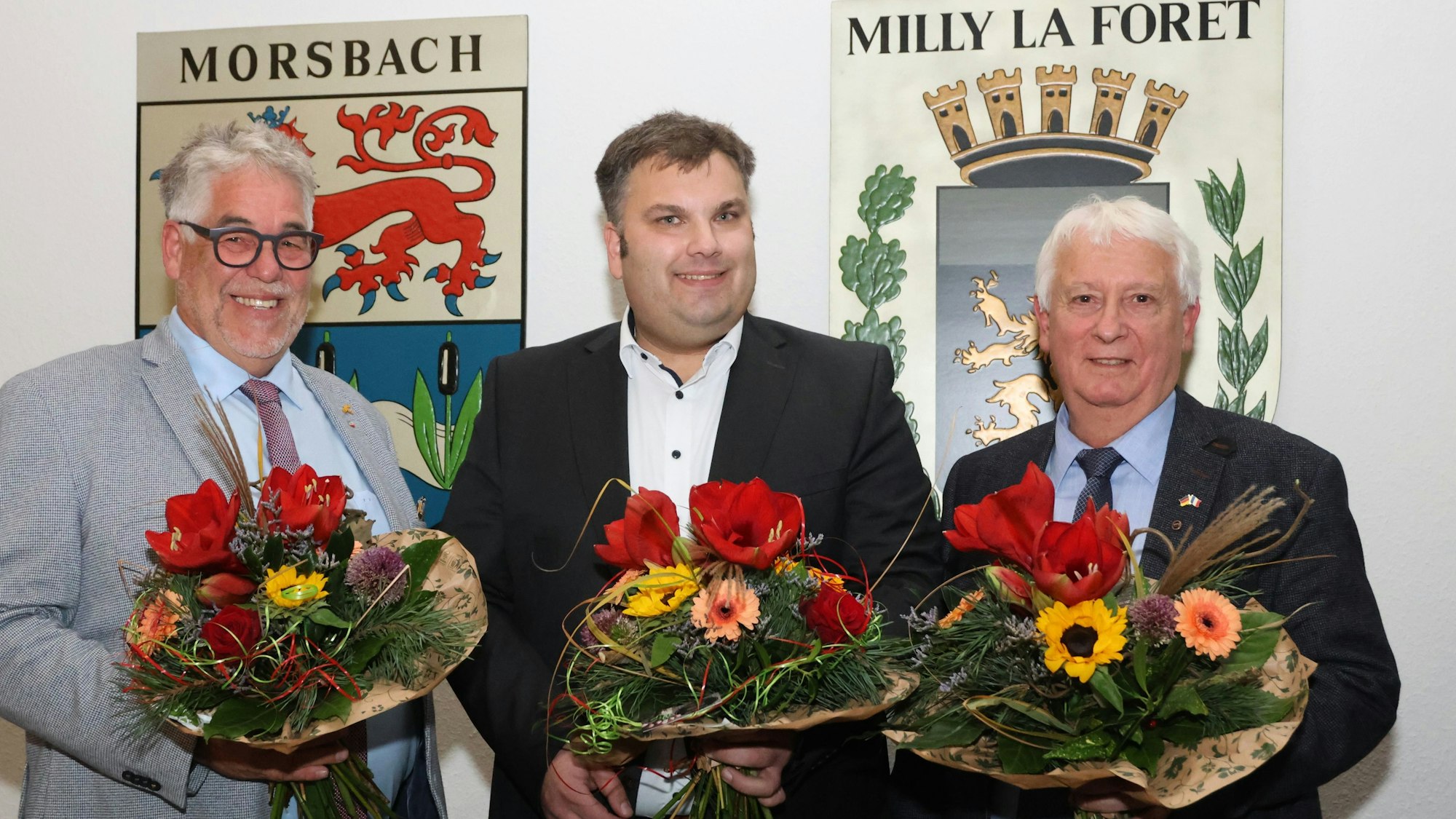 Morsbachs neuer Bürgermeister Jan Schumacher (Mitte, BFM-UBV) mit seinen frisch gewählten Stellvertretern Lothar Schuh (links, CDU) und Reiner Borbones (BFM-UBV).