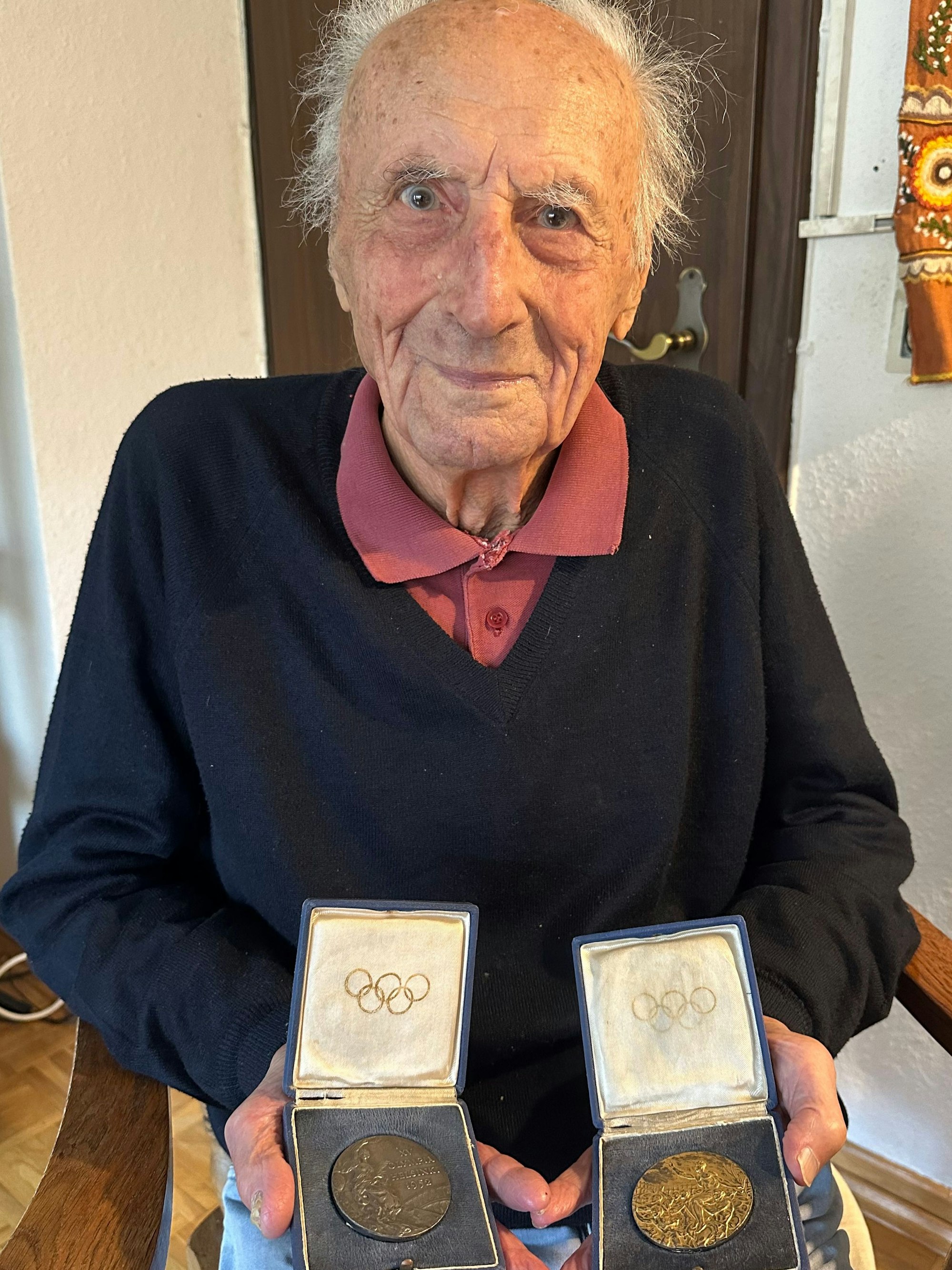Gábor Benedek holte zwei Medaillen im Modernen Fünfkampf bei Olympia: Zu erkennen ist eine Goldmedaille (l.) für die Mannschaft und eine Silbermedaille für die Einzelleistung 1952 in Helsinki.