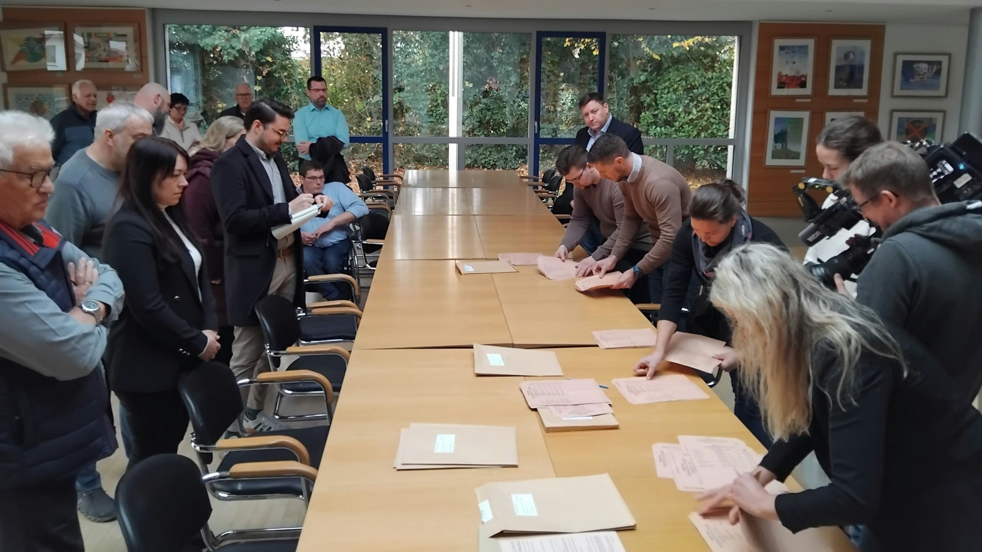 Im Lohmarer Ratssaal wurde ein Stimmbezirk öffentlich neu ausgezählt.