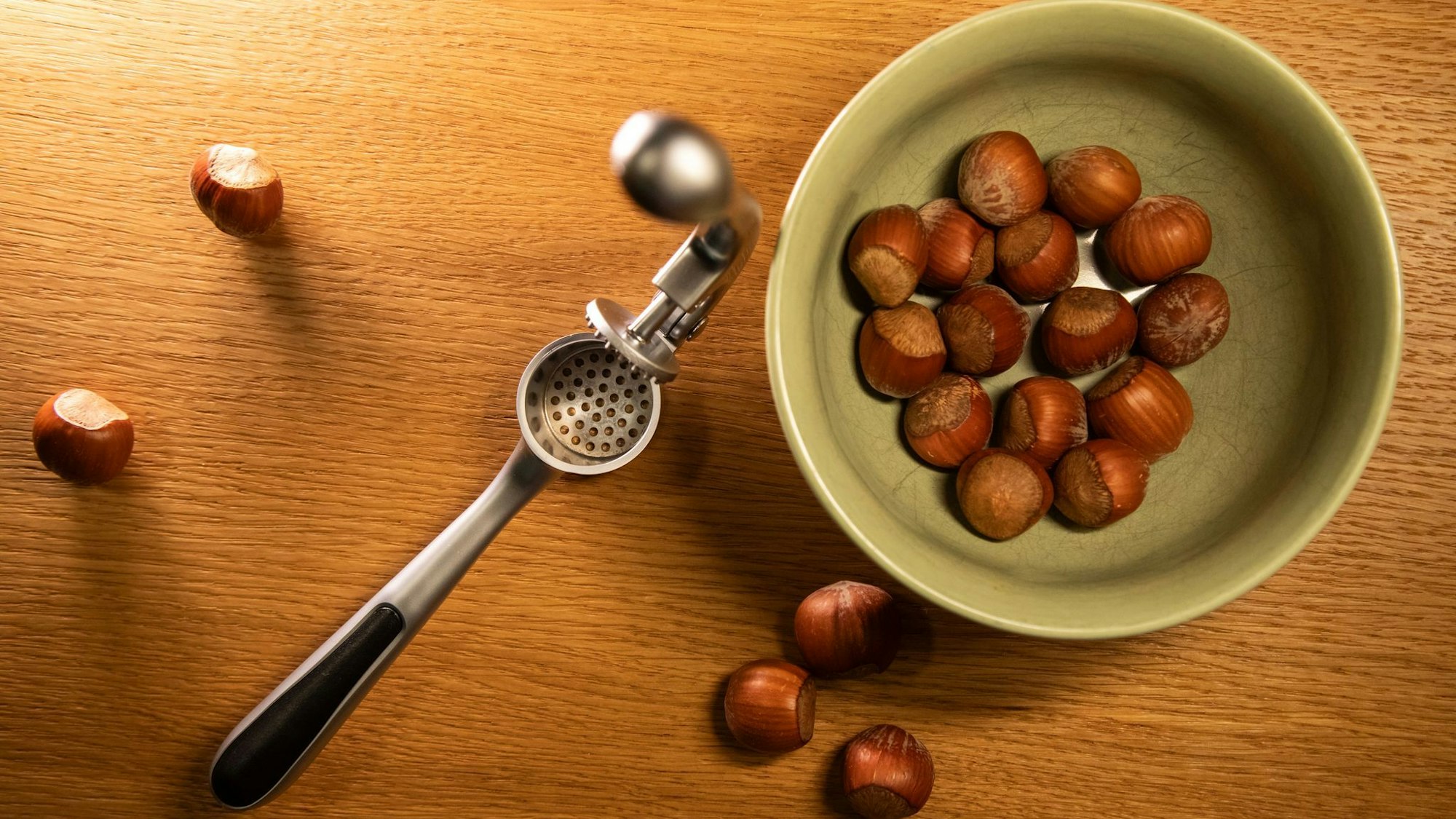 Lassen sich Haselnüsse auch mit einer Knoblauchpresse knacken?