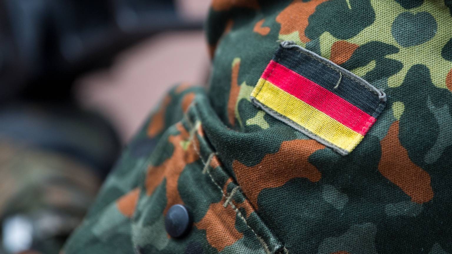 Die Fahne von Deutschland ist auf der Uniform eines Soldaten aufgenäht, aufgenommen beim Tag der Bundeswehr.