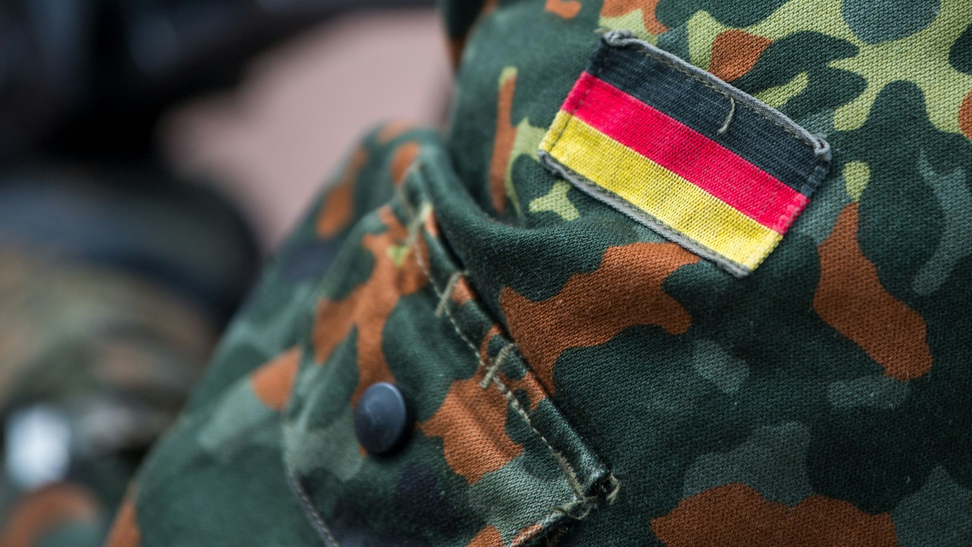 Die Fahne von Deutschland ist auf der Uniform eines Soldaten aufgenäht, aufgenommen beim Tag der Bundeswehr.
