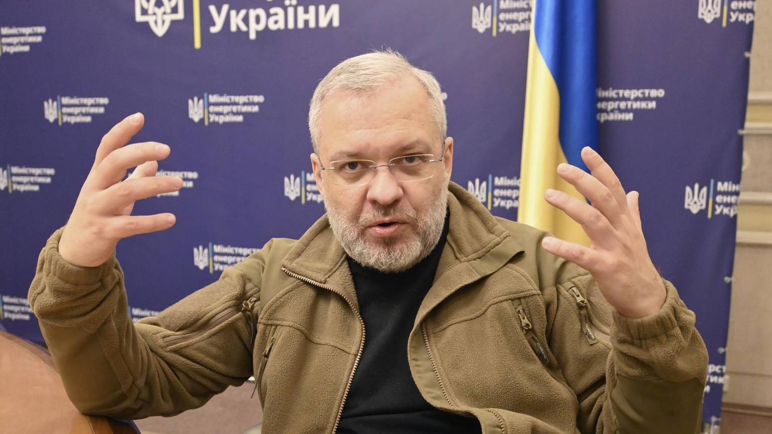 ARCHIV - 23.10.2022, Ukraine, Kiew: Herman Haluschtschenko, damals Energieminister der Ukraine, gestikuliert während eines Interviews. (zu dpa: «Ukrainischer Justizminister nach Durchsuchungen entlassen»)