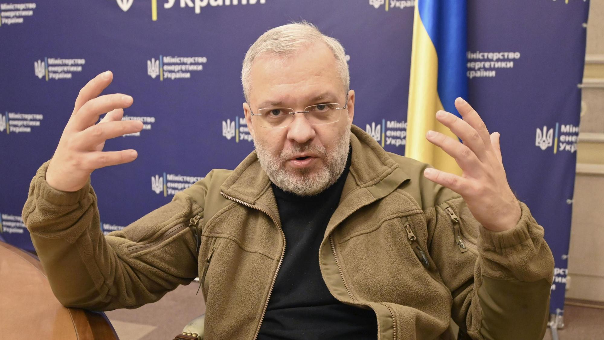 ARCHIV - 23.10.2022, Ukraine, Kiew: Herman Haluschtschenko, damals Energieminister der Ukraine, gestikuliert während eines Interviews. (zu dpa: «Ukrainischer Justizminister nach Durchsuchungen entlassen»)