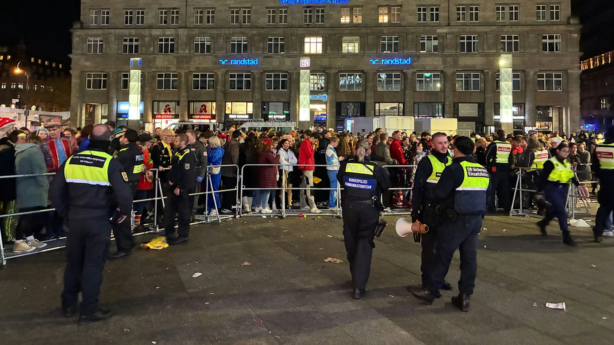 Der Kölner Hauptbahnhof musste zwischenzeitlich gesperrt werden.