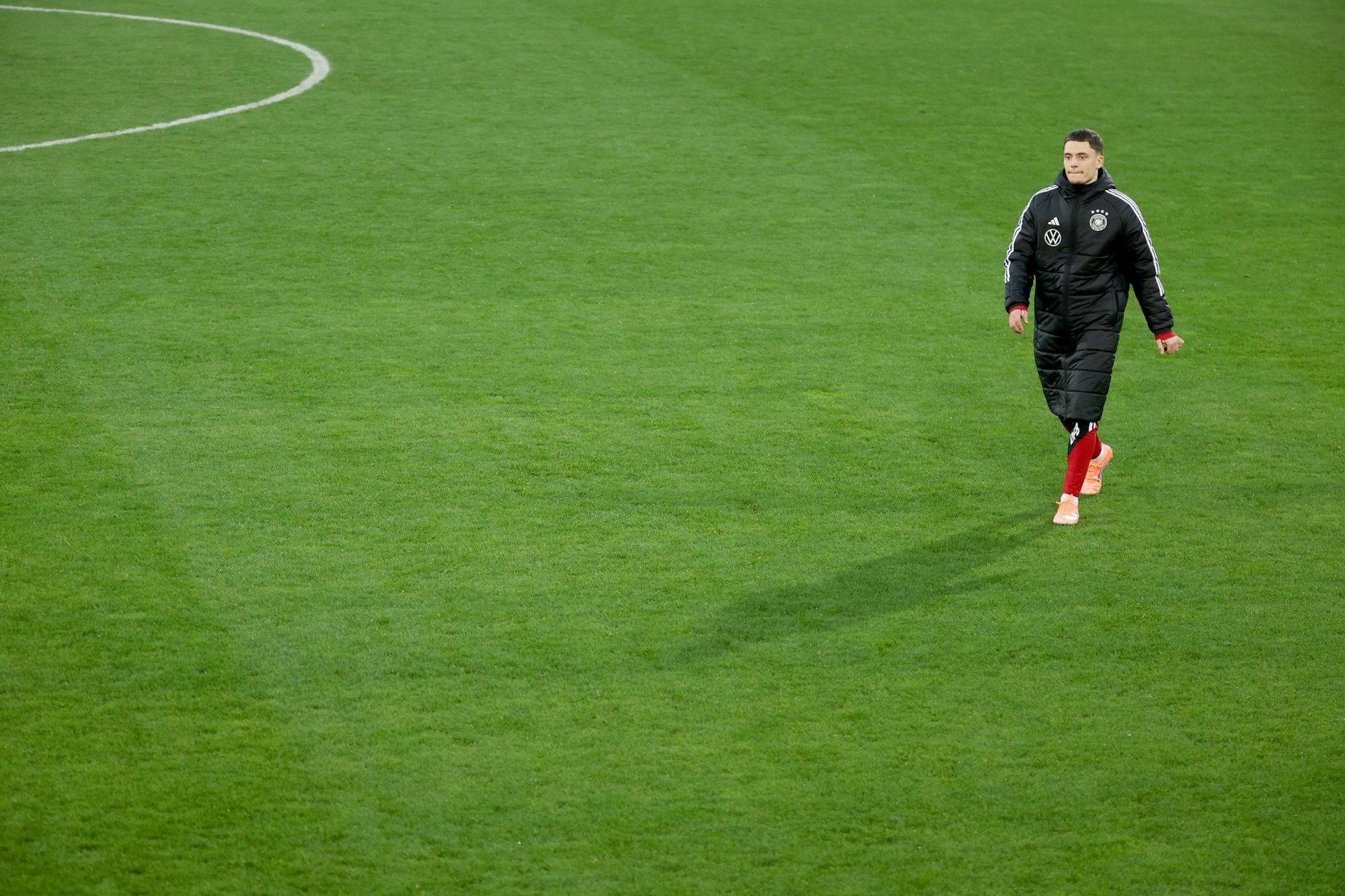 Florian Wirtz geht über den Trainigsplatz.