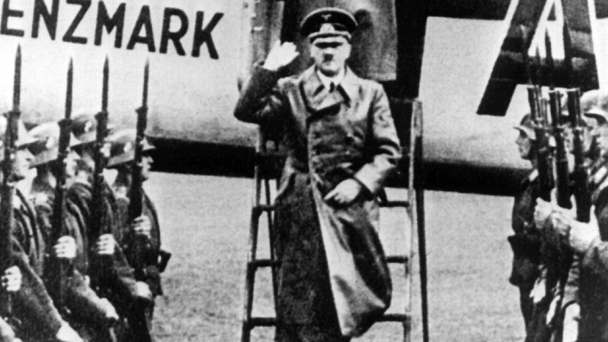 Adolf Hitler trifft 1939 auf dem Flugplatz in Warschau ein. Eine britische TV-Sendung will nun die DNA des Nazi-Diktators entschlüsselt haben. (Archivbild)