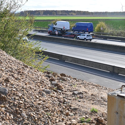 Zu sehen ist eine Autobahn von der Seite.