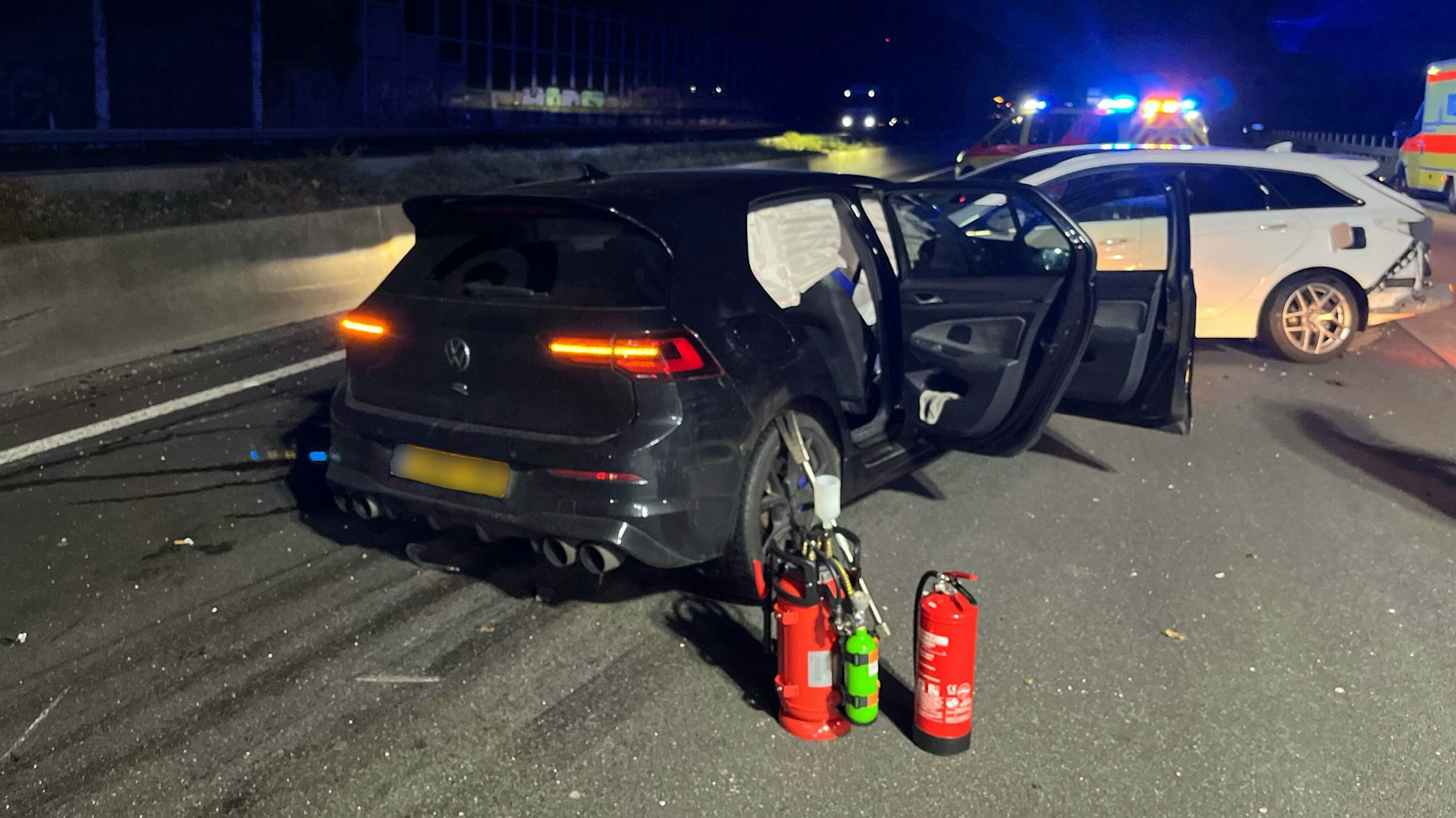 Im dem dunklen Golf fanden die Polizisten Sprengstoff und Benzin. Der Golf prallte gegen den Hyundai (hinten).