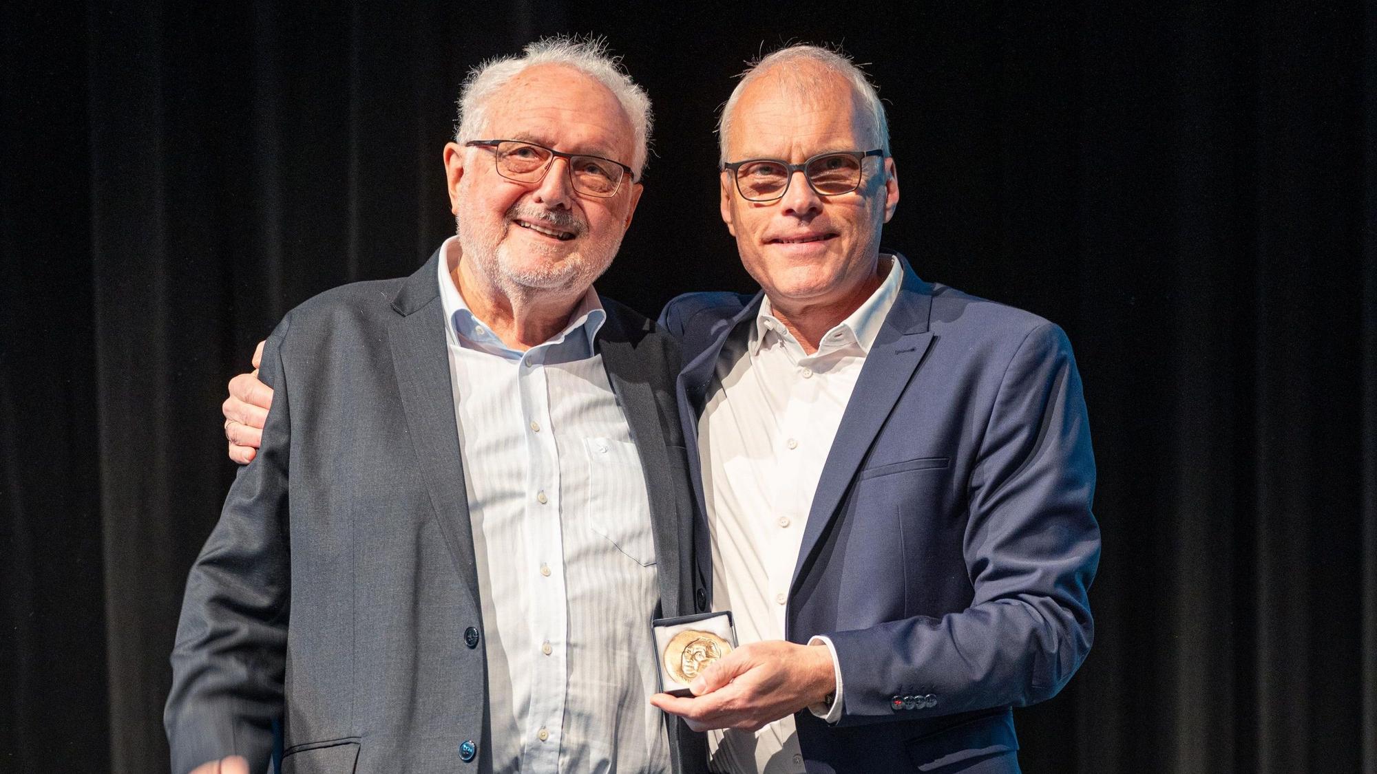 Beim CDU-Kreisparteitag in Siegburg wurde Oliver Krauß (r.) im Amt bestätigt. Michael Solf (l.)wurde für sein jahrzehntelanges politisches Engagement mit der Konrad-Adenauer-Medaille der CDU Rhein-Sieg ausgezeichnet.