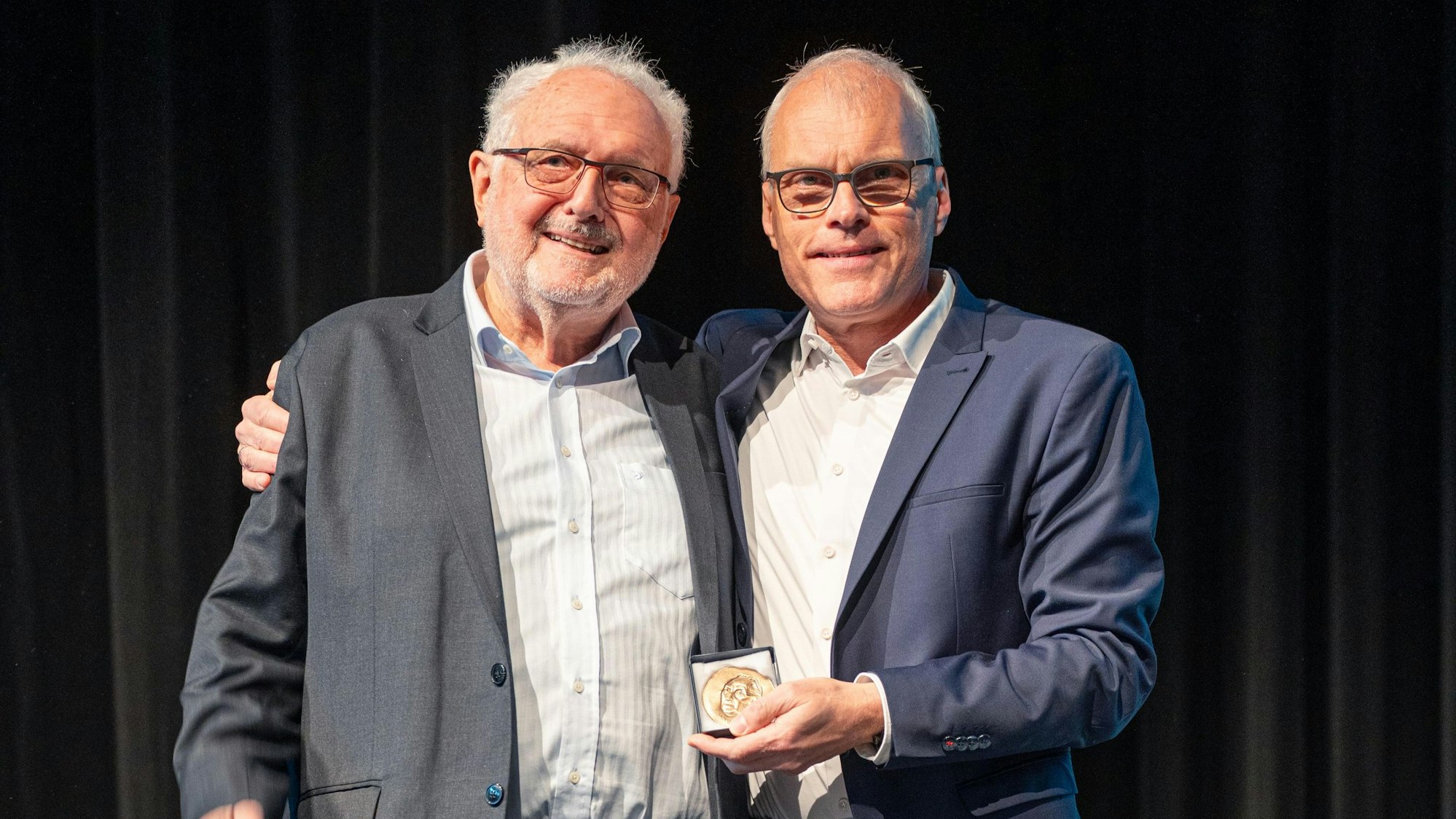 Beim CDU-Kreisparteitag in Siegburg wurde Oliver Krauß (r.) im Amt bestätigt. Michael Solf (l.)wurde für sein jahrzehntelanges politisches Engagement mit der Konrad-Adenauer-Medaille der CDU Rhein-Sieg ausgezeichnet.