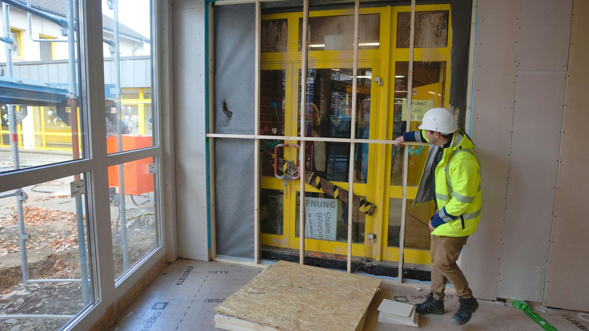 Diese gelbe Tür markiert den Übergang vom Altbau in den neuen Modulbau der städtischen Gemeinschaftsgrundschule im Waldbröler Stadtteil Isengarten.