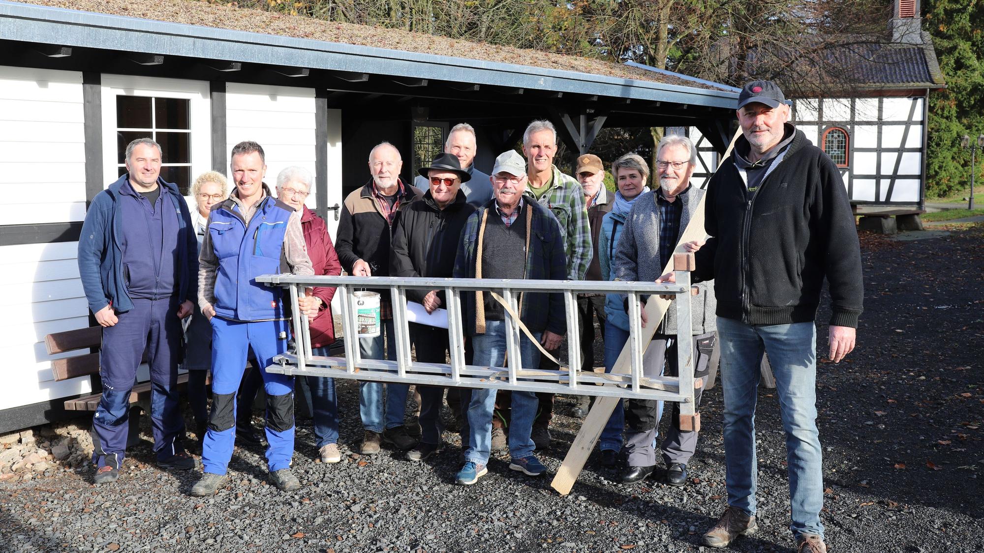 Der Kapellenverein Mittelscheid hat eine Wetterschutzhütte neben der Dorfkapelle errichtet, als Gemeinschaftshaus.