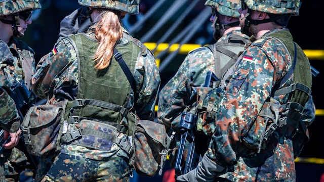 Frauen stehen bei der Bundeswehr alle Bereiche und Laufbahnen offen, nicht nur im zivilen, sondern auch im militärischen Bereich.