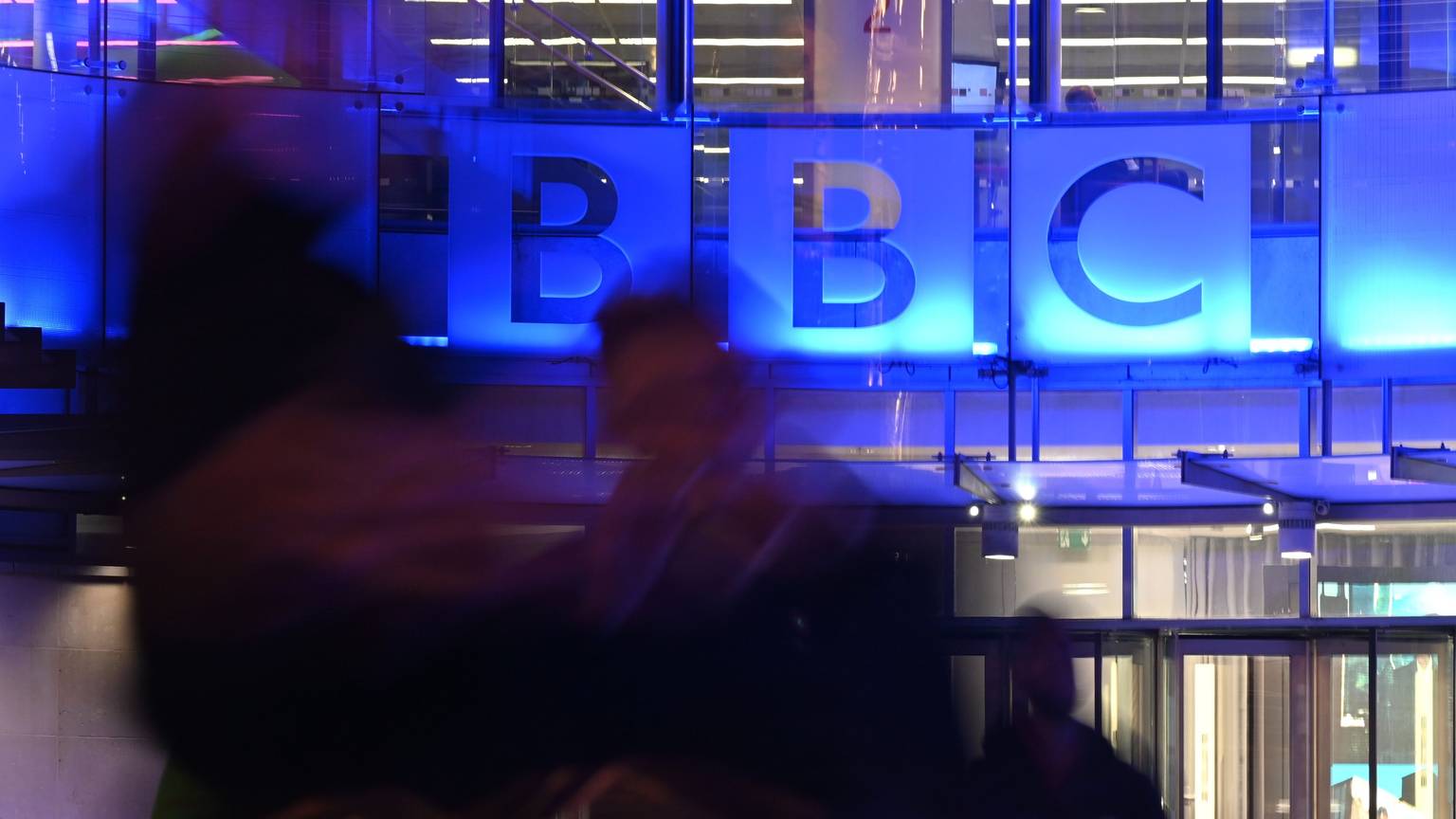 Die älteste Rundfunkanstalt der Welt, die BBC, steht wieder unter Druck.