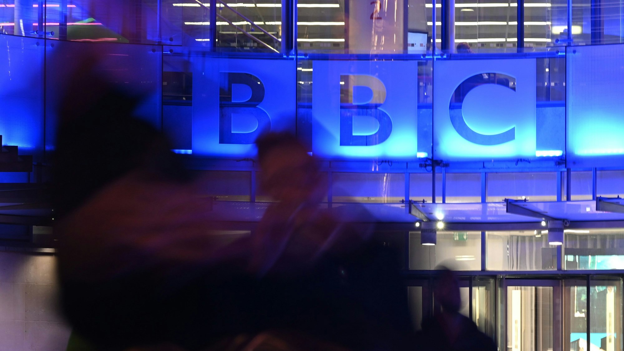 Die älteste Rundfunkanstalt der Welt, die BBC, steht wieder unter Druck.