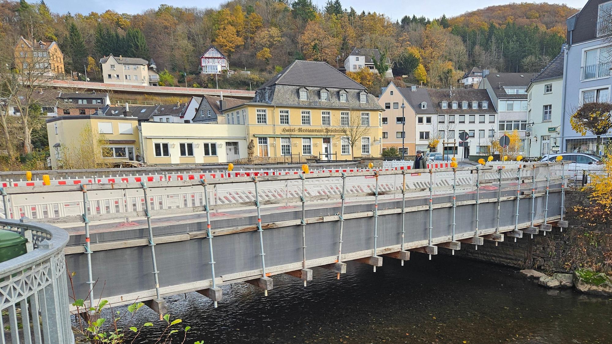 Blick auf die eingerüstete Brücke.