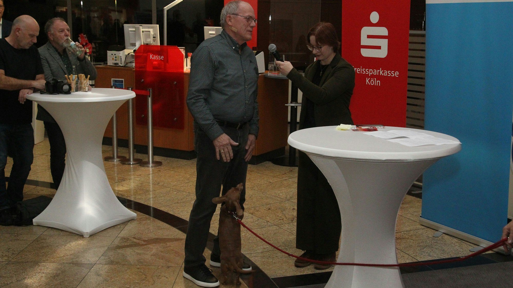 Dr. Detlef Schierstedt aus Hennef mit seinem fünfjährigen Dackel.