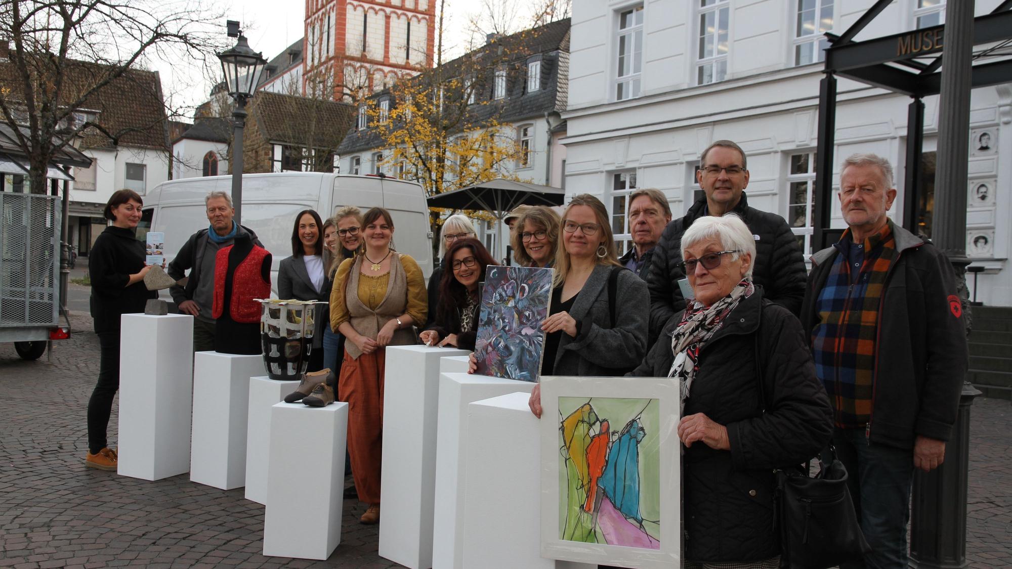 Neue Broschüre zu Kunst und Kunsthandwerk der Tourist Information Siegburg, Vorstellung vor dem Stadtmuseum