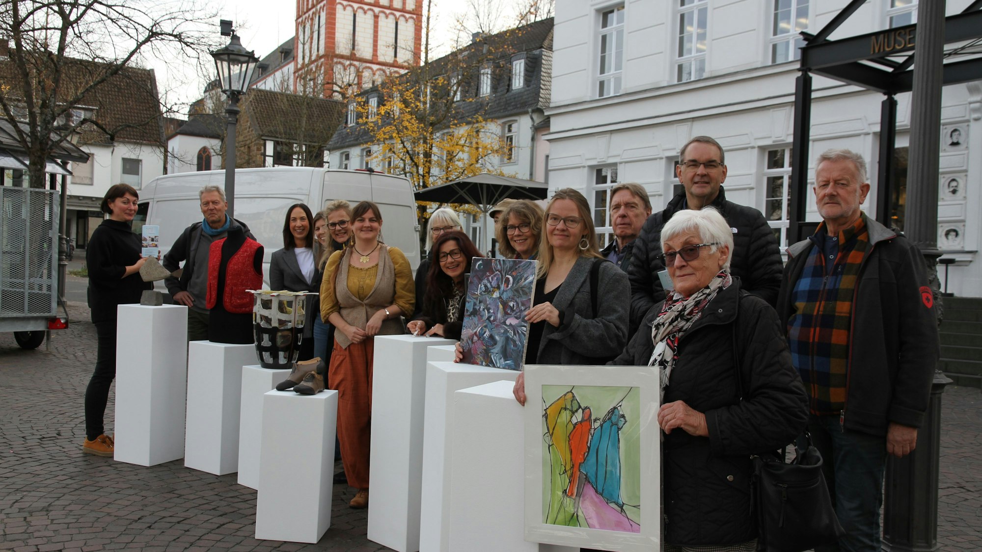 Neue Broschüre zu Kunst und Kunsthandwerk der Tourist Information Siegburg, Vorstellung vor dem Stadtmuseum