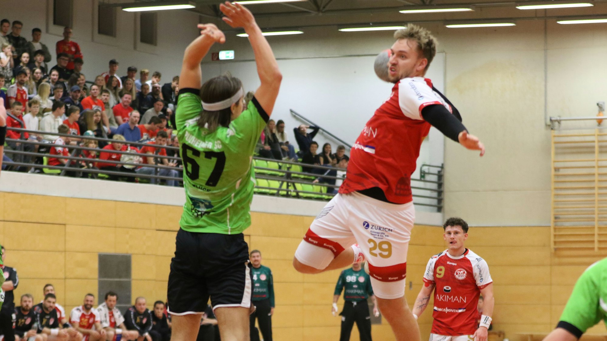 Robin Voiß beim Sprungwurf, ein Gegner vor ihm reißt die Arme hoch.