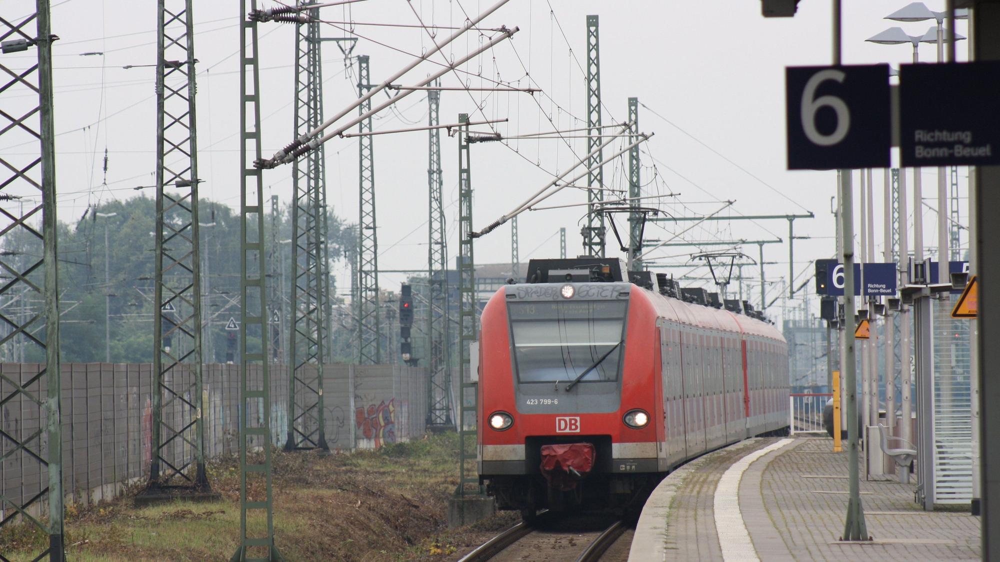 Eine S-Bahn der Linie S13 am Bahnhof Troisdorf.