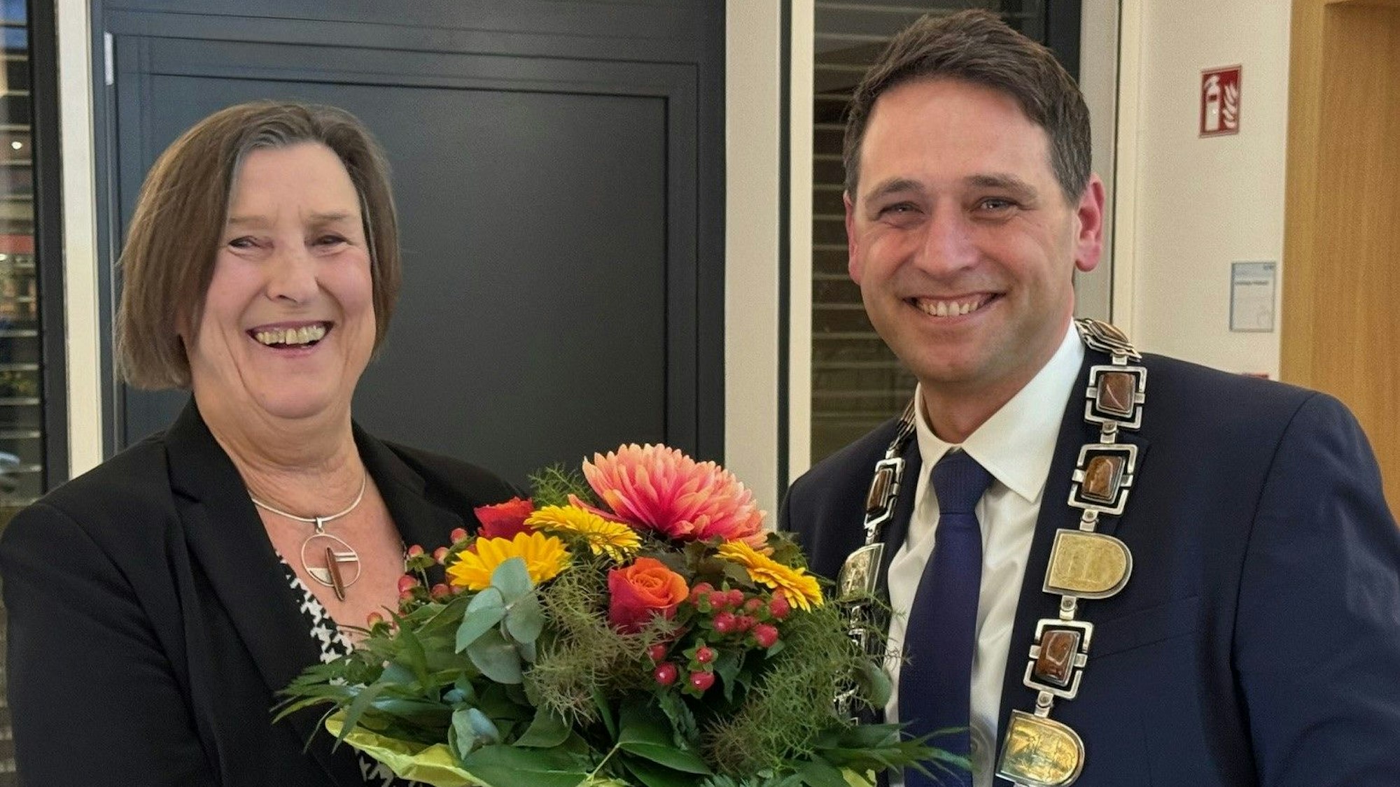 Brigitte Kuchta (SPD), dienstältestes Mitglied im Rat, vereidigte Bürgermeister Sven Schnieber.