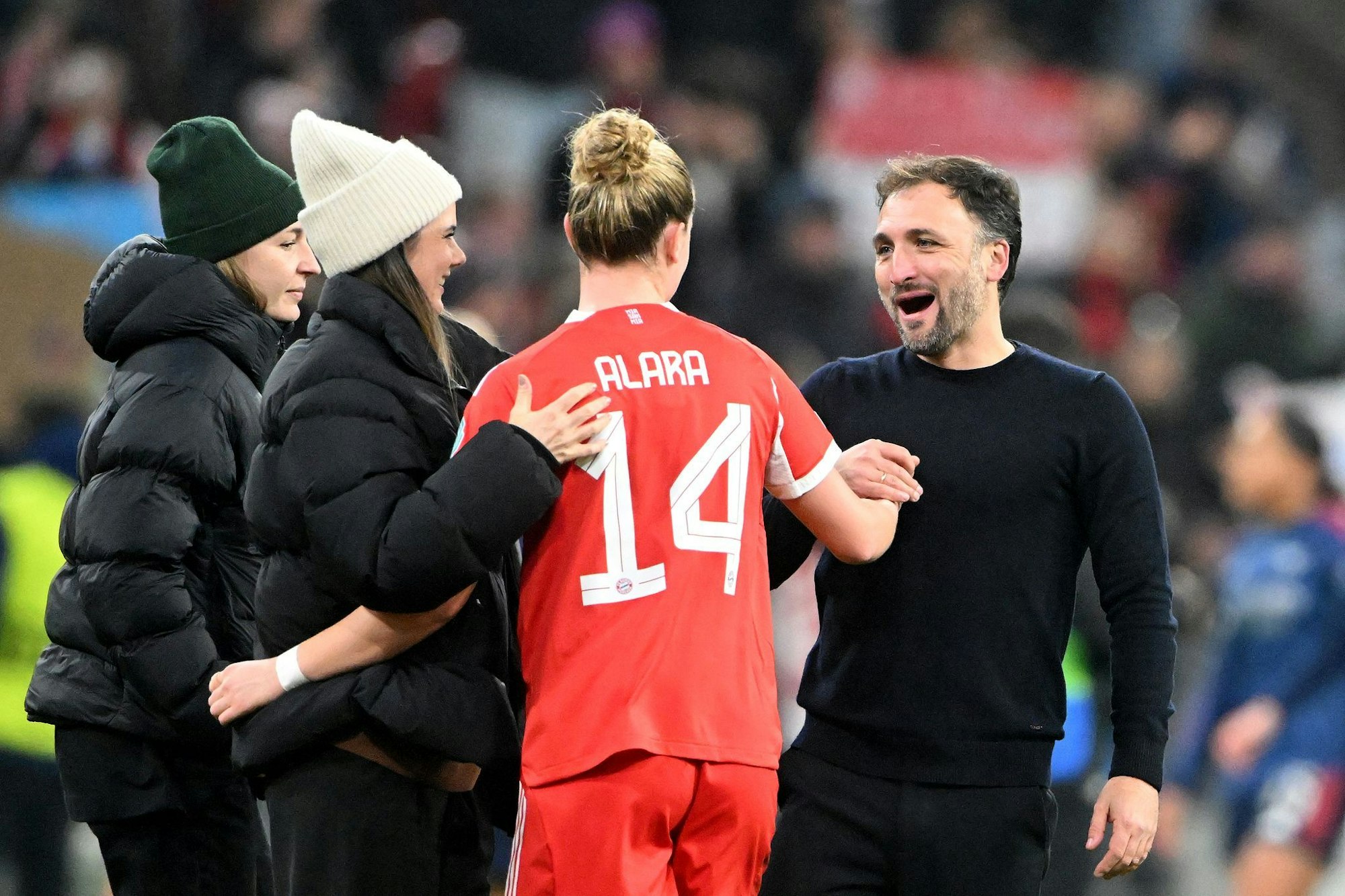 Bayern-Trainer José Barcala feiert mit Torschützin Alara den Sieg über Arsenal.