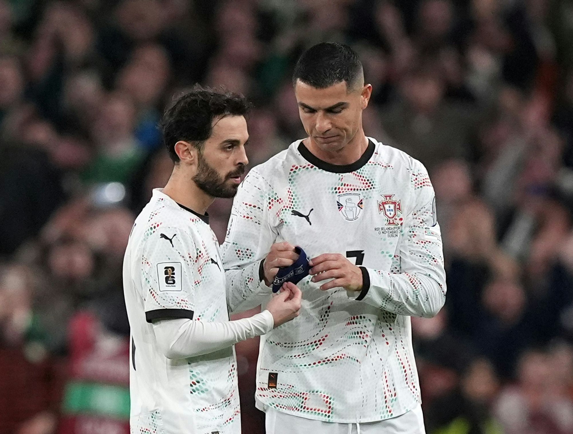 Cristiano Ronaldo (r) musste wegen seiner Roten Karte vom Platz - und die Kapitänsbinde abgeben.