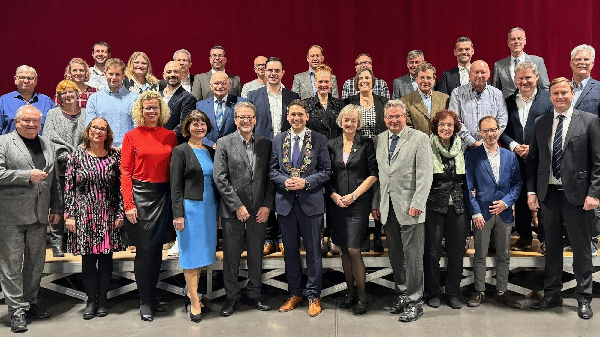 Der neue Meckenheimer Stadtrat hat 36 Mitglieder mit Vertretern von CDU, SPD, Grünen, UWG, BfM und FDP. Vorsitzender ist Bürgermeister Sven Schnieber (vorne Mitte).