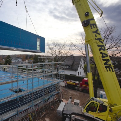Aus 26 einzelnen Elementen zusammengefügt wird der Anbau an die städtische Gemeinschaftsgrundschule in Waldbröls Stadtteil Isengarten. Die Arbeiten gehen rasch vonstatten. Die Raummodule hat das Unternehmen Kleusberg hergestellt.