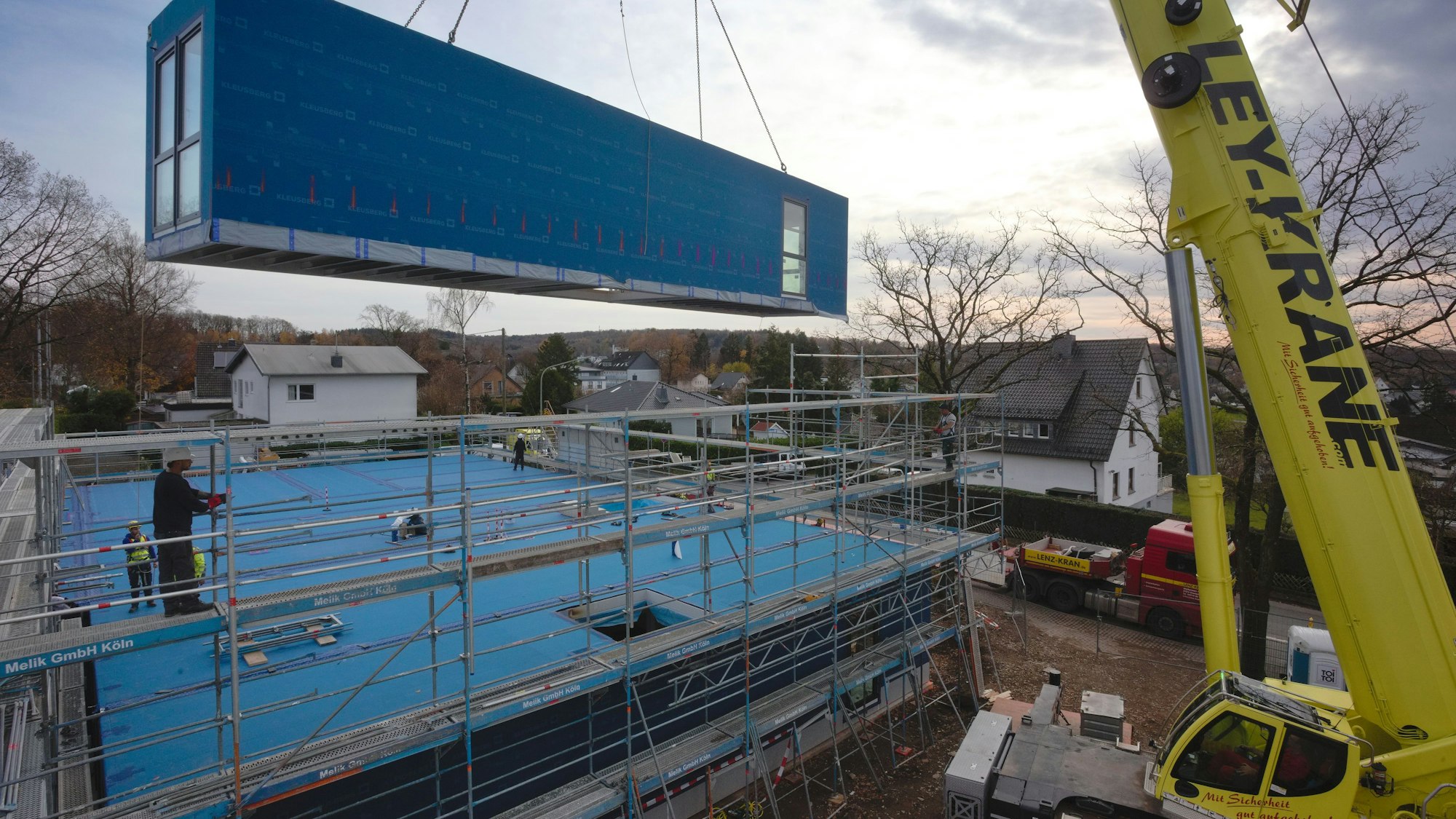 Aus 26 einzelnen Elementen zusammengefügt wird der Anbau an die städtische Gemeinschaftsgrundschule in Waldbröls Stadtteil Isengarten. Die Arbeiten gehen rasch vonstatten. Die Raummodule hat das Unternehmen Kleusberg hergestellt.