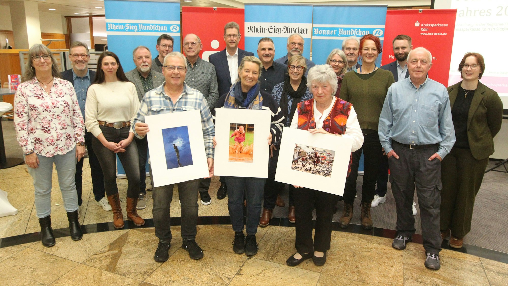 Die Preisträger des Fotowettbewerbs 2025 nach der Preisverleihung in der Siegburger Filiale der Kreissparkasse Köln.