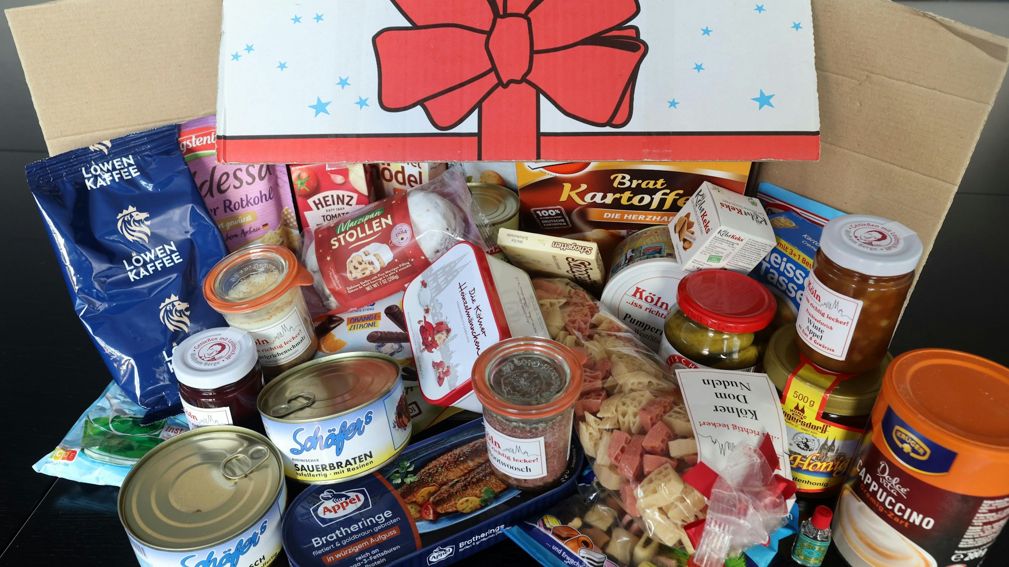 Rundum rheinisch: Die Leckereien im Altenhilfe-Paket kommen 2025 alle aus der Region.