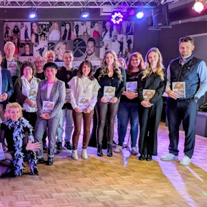 Die Teilnehmer der Vorstellungsveranstaltung haben sich zu einem Foto aufgestellt. Sie alle halten ein Exemplar des neuen Kreisjahrbuchs in den Händen.