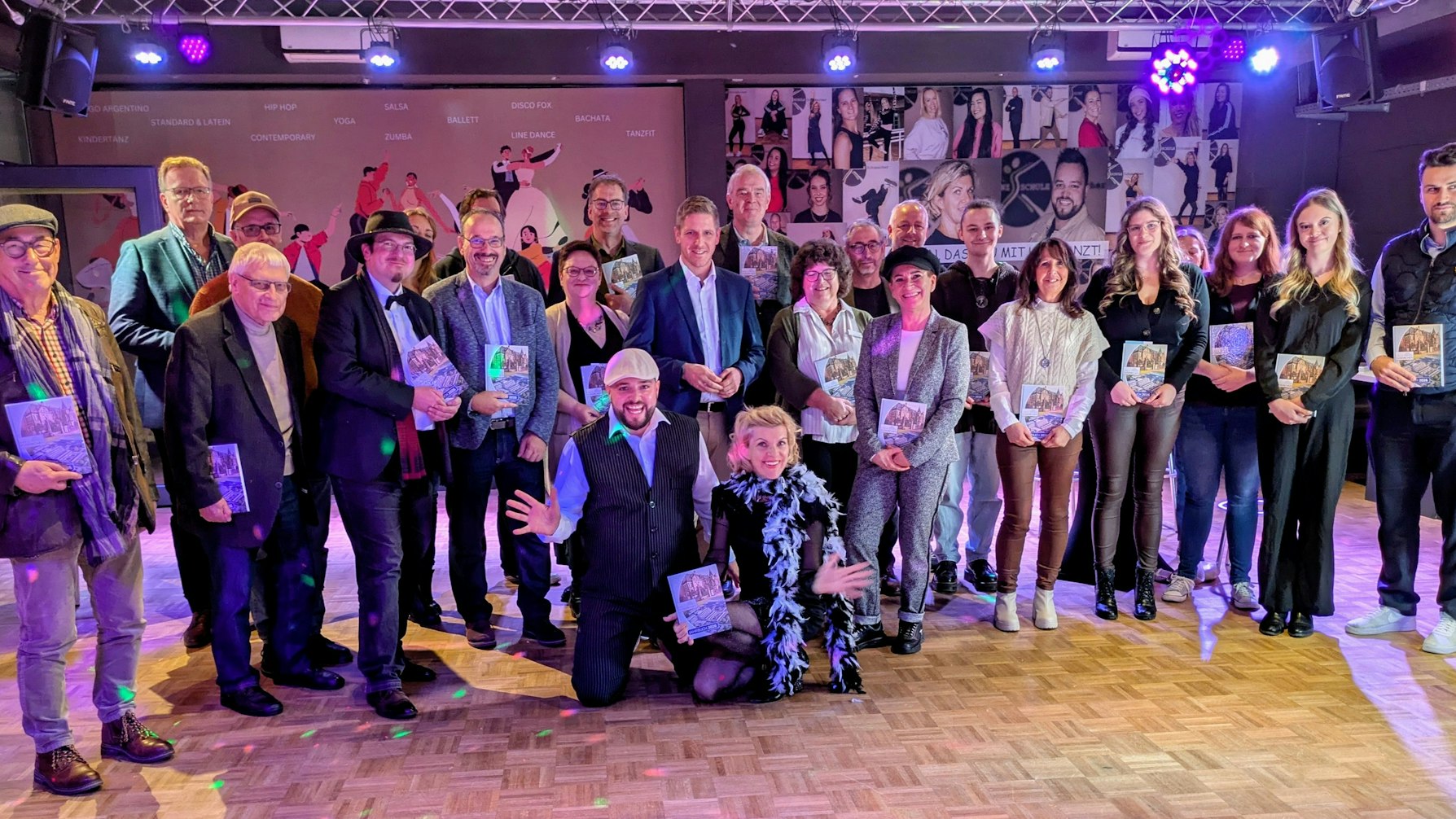 Die Teilnehmer der Vorstellungsveranstaltung haben sich zu einem Foto aufgestellt. Sie alle halten ein Exemplar des neuen Kreisjahrbuchs in den Händen.