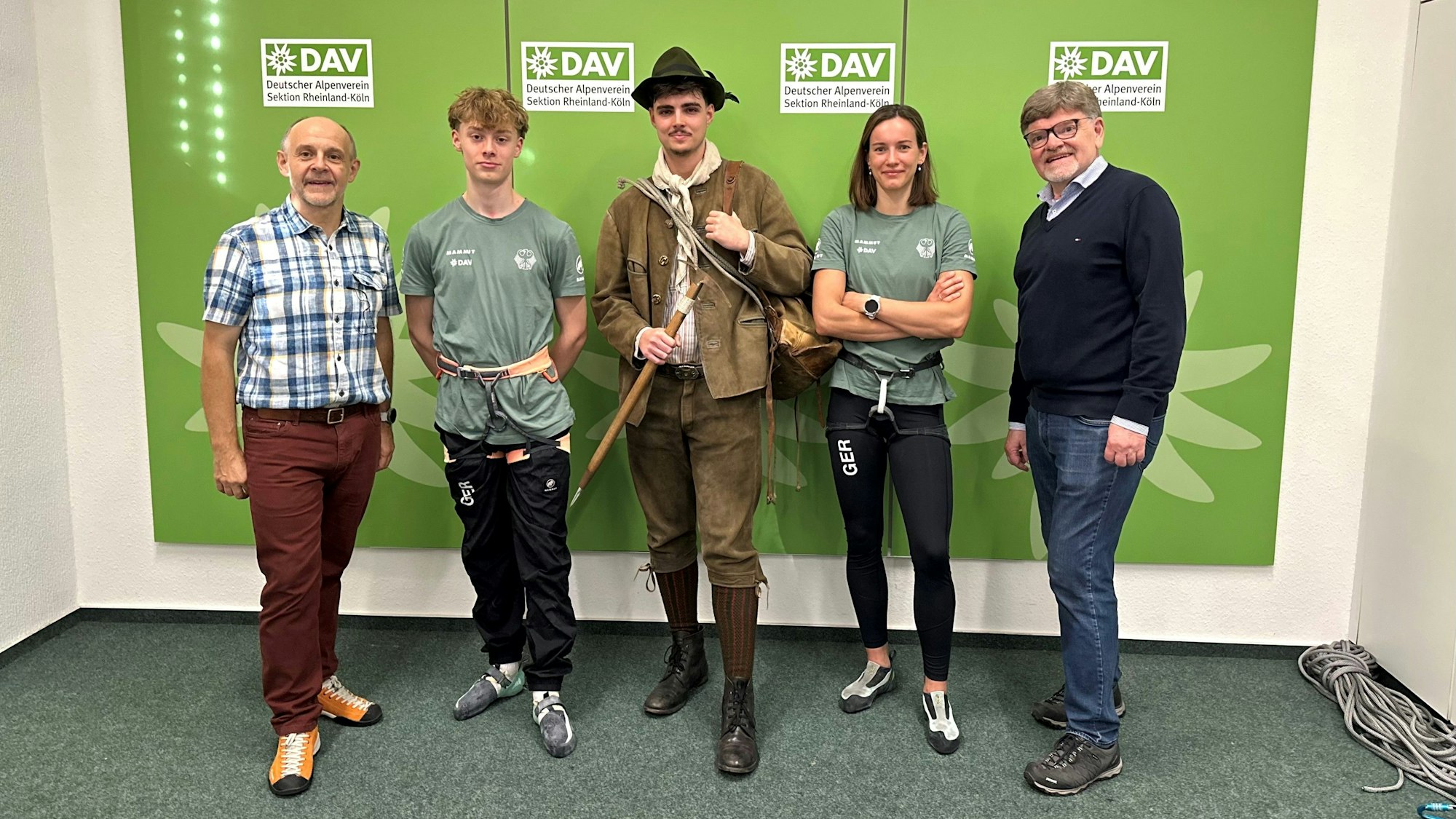 Vorsitzender Kalle Kubatschka (v.l.), Luca Nündel, Niko Hoffmann, Julia Koch und Programmleiter Wolfgang Spicher sind Mitglieder beim Kölner DAV.
