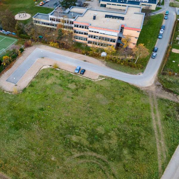 Das Bild zeigt die Matthias-Hagen-Schule aus der Luft. Auf einer Freifläche vor der Schule könnte die neue Hans-Verbeek-Schule entstehen.