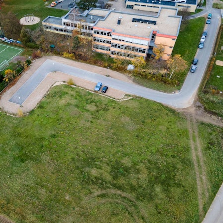 Das Bild zeigt die Matthias-Hagen-Schule aus der Luft. Auf einer Freifläche vor der Schule könnte die neue Hans-Verbeek-Schule entstehen.