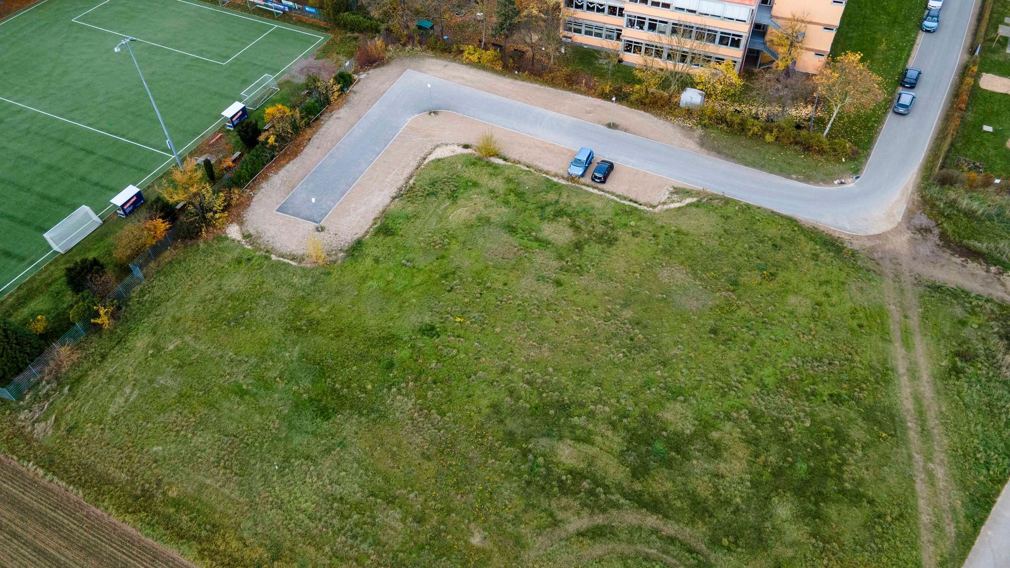 Das Luftbild zeigt die Matthias-Hagen-Schule und einen Sportplatz aus der Luft. Die freie Fläche soll für eine weitere Förderschule genutzt werden.
