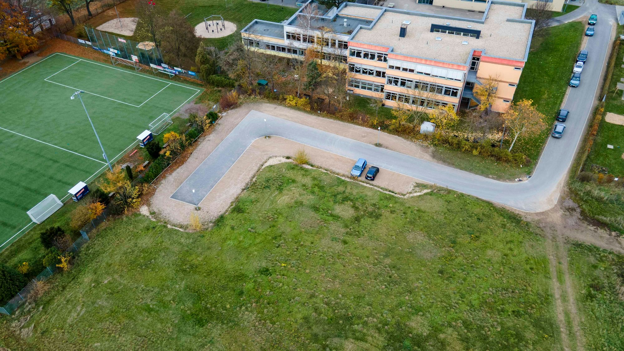 Das Bild zeigt die Matthias-Hagen-Schule aus der Luft. Auf einer Freifläche vor der Schule könnte die neue Hans-Verbeek-Schule entstehen.