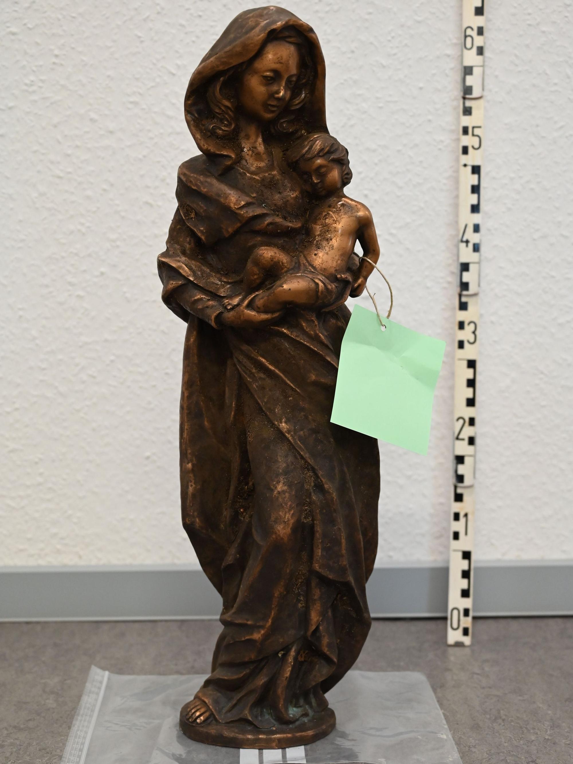 11.11.2025, Polizei in Emmerich sucht Besitzer dieser aufgefundenen Bronzefigur