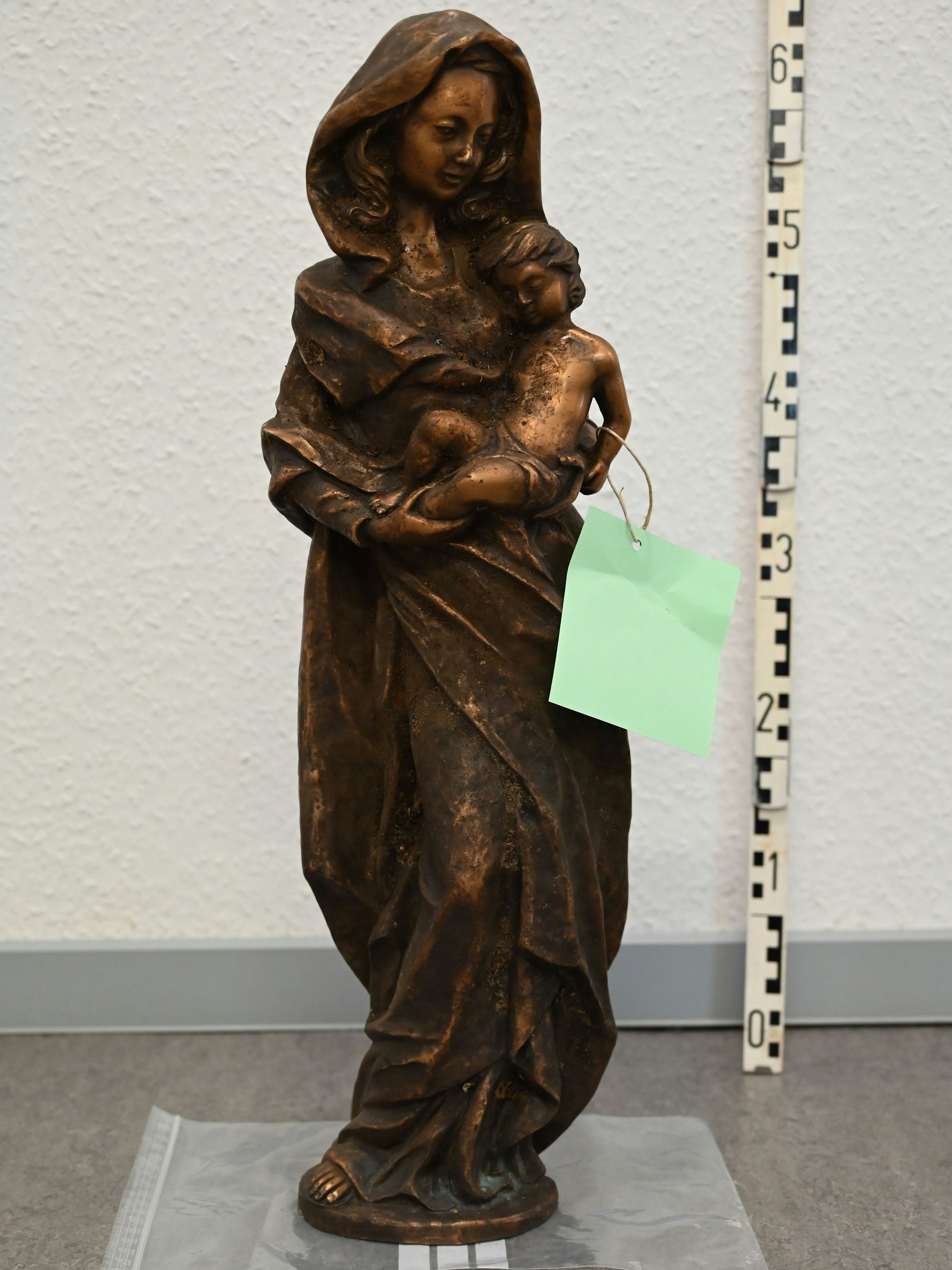 11.11.2025, Polizei in Emmerich sucht Besitzer dieser aufgefundenen Bronzefigur