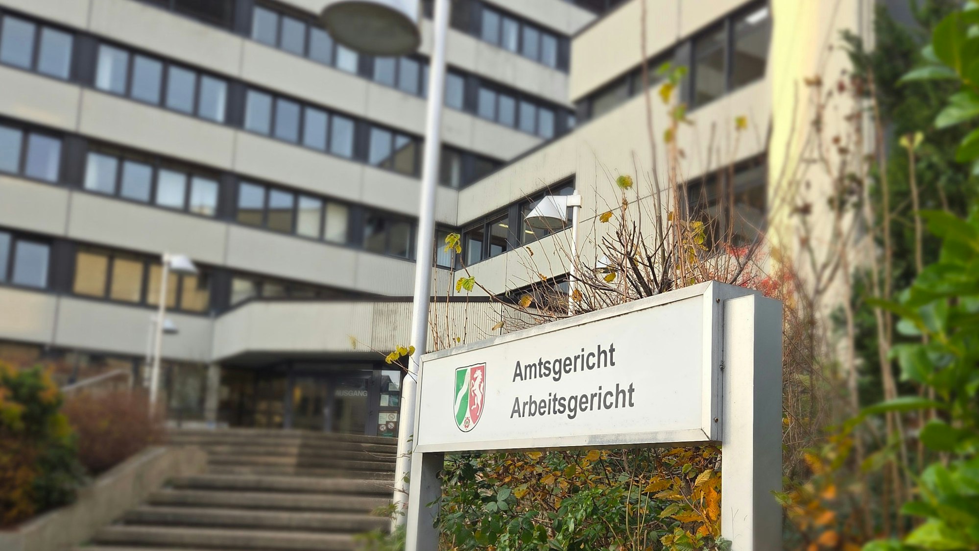 Von der Schließung bedroht: Das Arbeitsgericht in Siegburg.