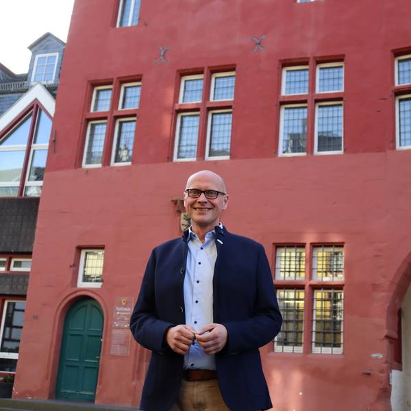 Bürgermeister Sebastian Glatzel vor dem historischen Rathaus von Bad Münstereifel.