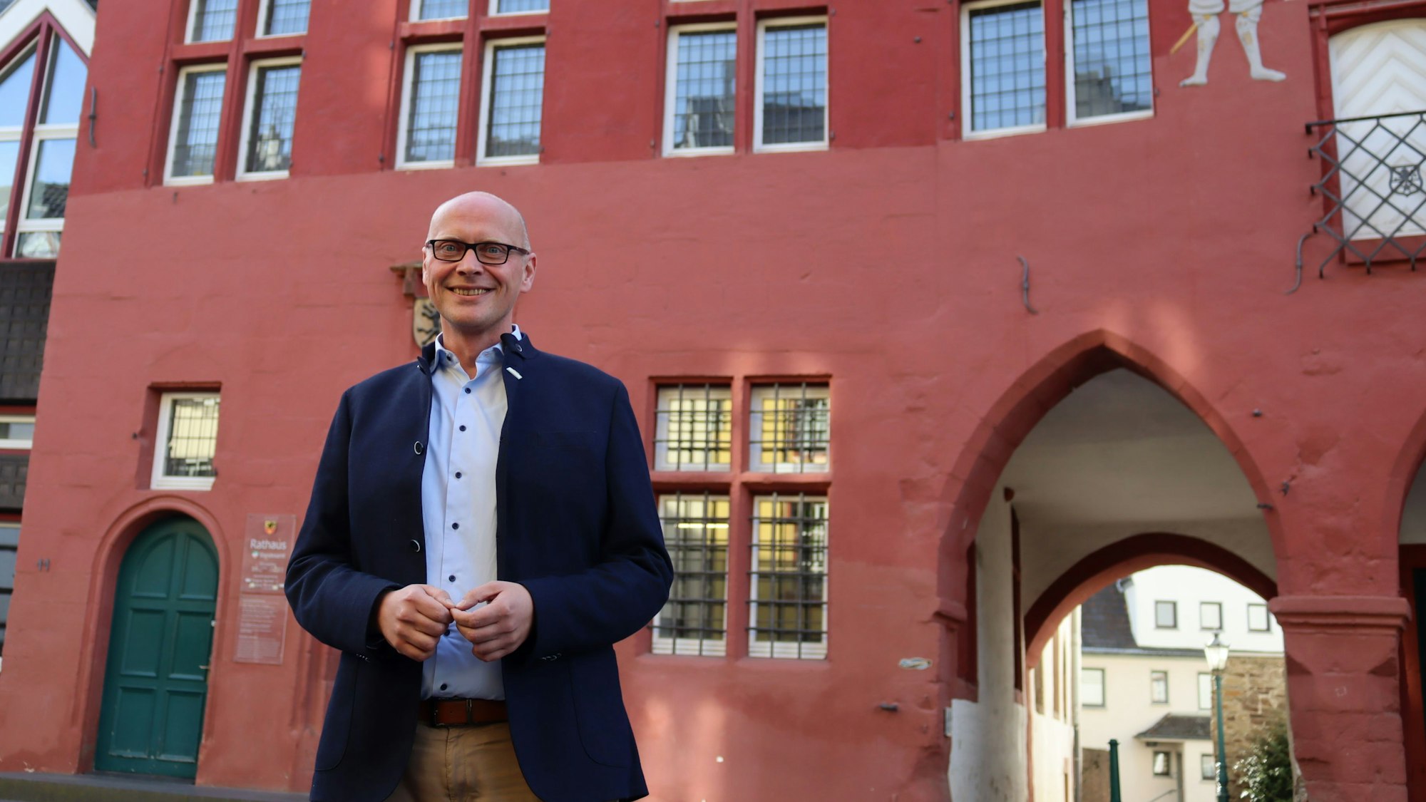 Bürgermeister Sebastian Glatzel vor dem historischen Rathaus von Bad Münstereifel.