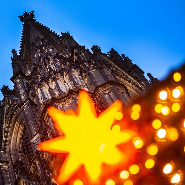 Lichter des Weihnachtsmarktes vor dem Kölner Dom