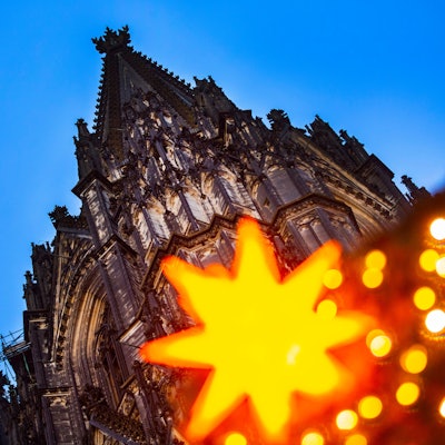 Lichter des Weihnachtsmarktes vor dem Kölner Dom