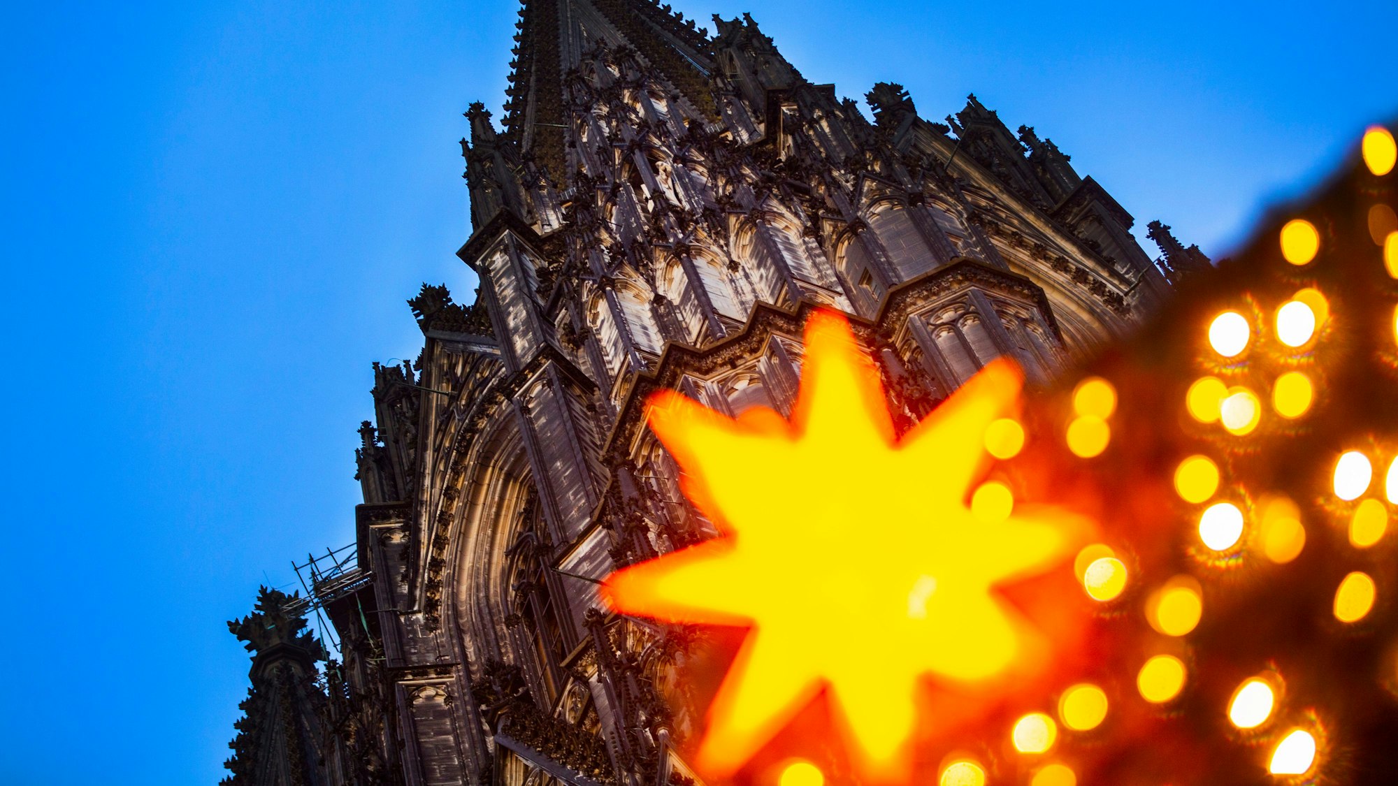 Lichter des Weihnachtsmarktes vor dem Kölner Dom